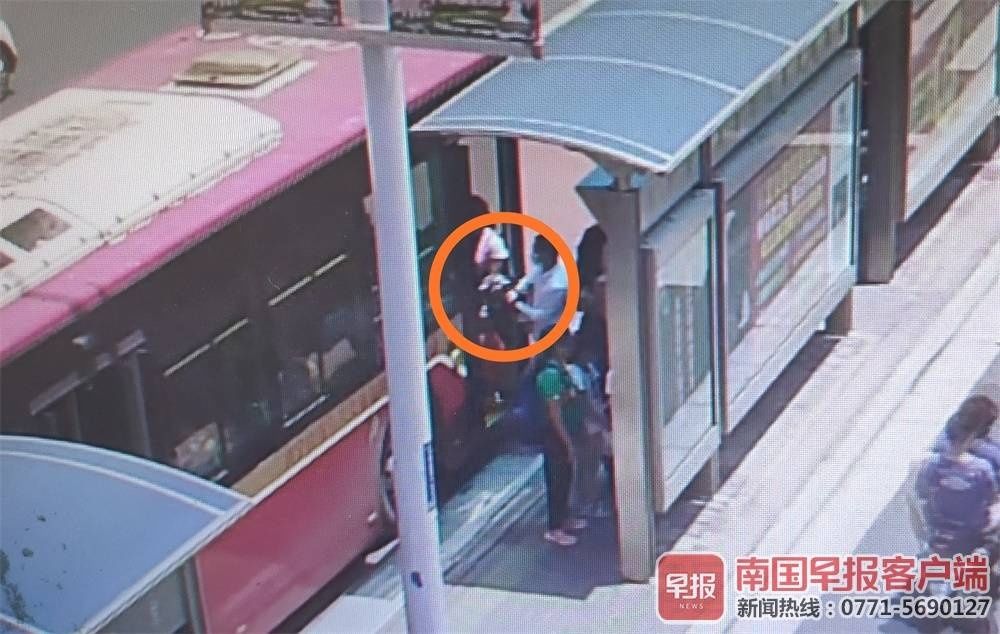 民警|视频曝光！两扒手在南宁公交车站行窃，过程被摄像头完整记录