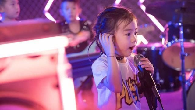  养育误区|明星纷纷化身“女儿奴”，不爱儿子反爱女儿，网友：看不懂