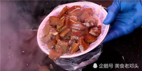 食客|大叔街头卖“廉价”小吃，4块钱一份遭哄抢，食客吃完打饱嗝