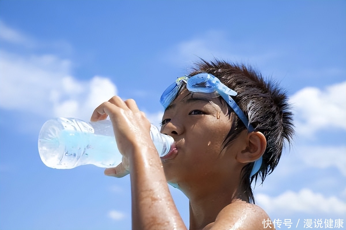 出门5分钟出汗2小时是什么毛病(出门五分钟，流汗两小时？出汗的这4个益处，以后可别嫌弃汗水)