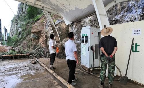  山上|洛南花石浪充电站被山上滑落的泥流和石块损毁，工作人员正在抢修