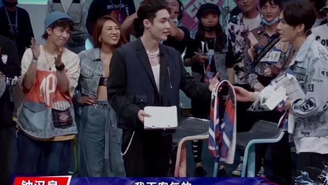  张艺兴|《这就是街舞》毛巾不够了怎么办？让我们看看队长是怎么做的