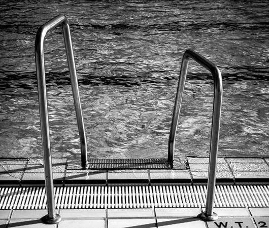  男童|4岁男童尸体漂泳池！19岁妈去酒店面试和员工聊到忘我 一切来不及