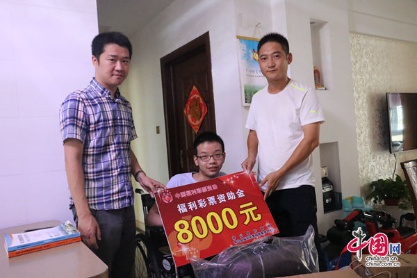 走出|福利院走出的残疾大学生常华获万元福彩公益金资助