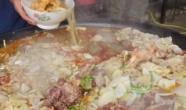 街边|爷爷街边卖8元管吃饱,顾客这良心价格,给多2块也没事