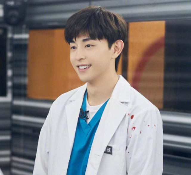  邓伦|贾乃亮高原严重，杨超越“戏精”上线拔氧气管，我却在意邓伦的话