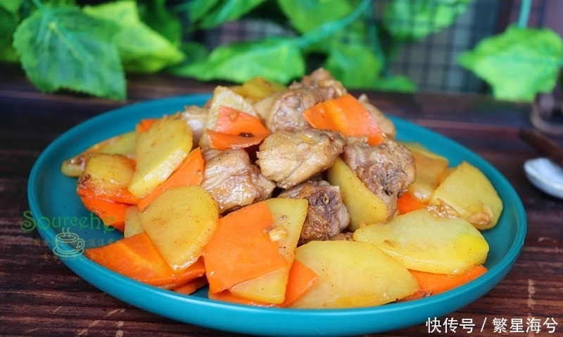 倒入|鸭肉别只会做啤酒鸭,加土豆胡萝卜炖一炖,端上桌连汤汁都不剩!