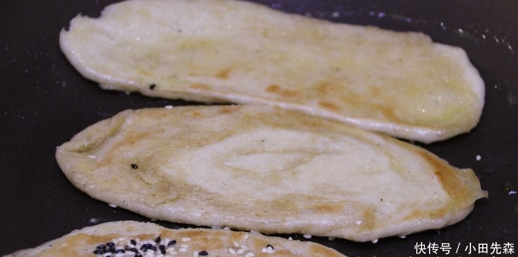 面粉|这是椒盐酥饼的做法，咸香可口，外皮超酥，轻轻一碰就掉渣