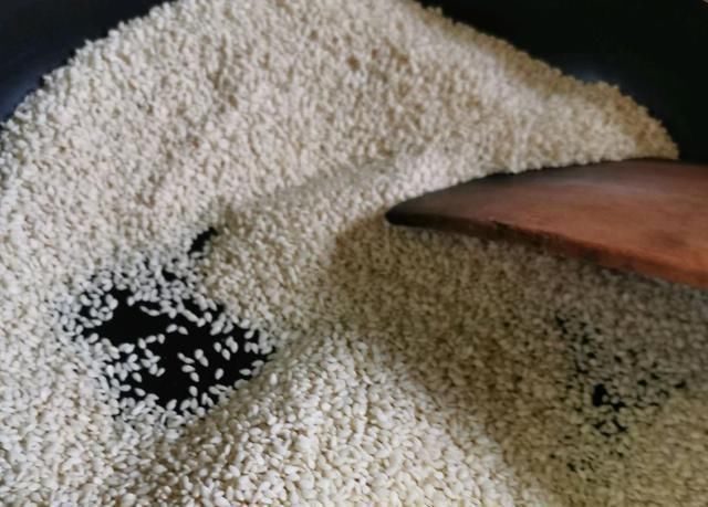  一滴水|爱吃芝麻酱不用买，教你不加一滴水和油自制芝麻酱，香浓又健康