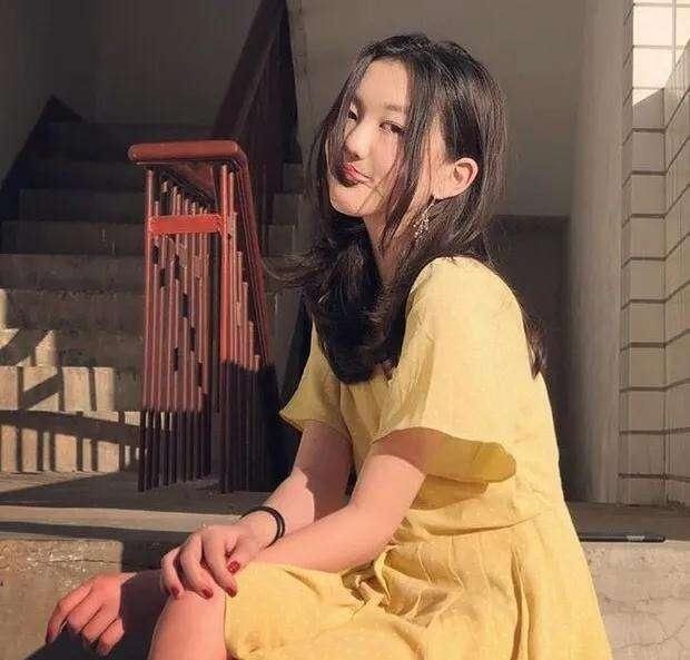  母女俩|王菲带李嫣一起现身理发店，等待间隙母女俩喝起红酒，画面温馨