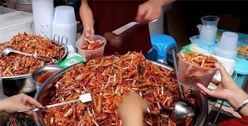 摆摊|90后帅小伙摆摊卖“红火”小吃，1斤30元不讲价，女顾客每天抢着买