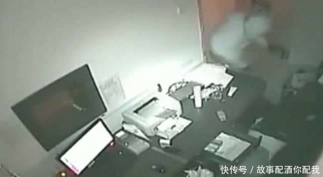 发觉|女子深夜值班，发觉不对劲想要去把门锁死，接下来的一幕让人傻眼