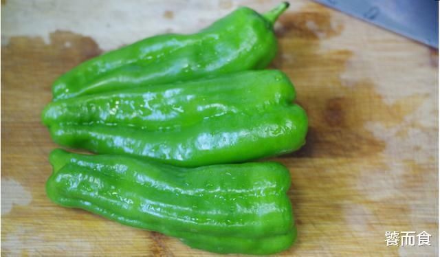 喜欢吃|青椒的独特做法，不用炒，不用煮，还不凉拌，简单好吃
