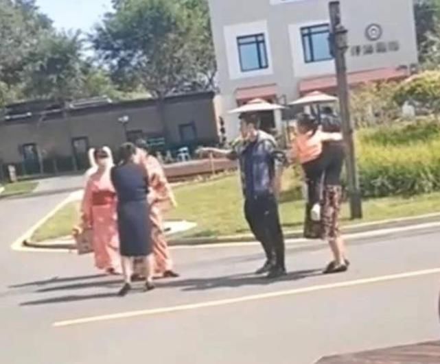 中国|小伙怒斥穿和服女子：是不是中国人？在军舰旁边拍照！警方：穿什么都不行