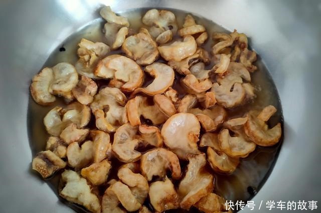 嘎嘣脆|80后童年时代,解馋的鸡冠油渣,入口嘎嘣脆,真香