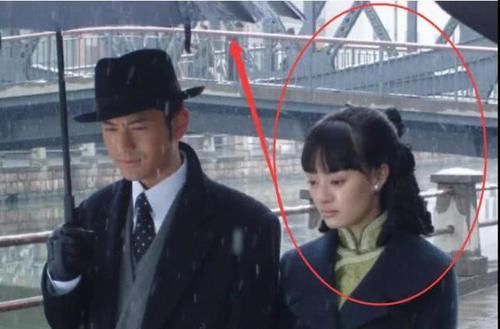  雨水|《向往》黄晓明“撑伞”太好笑，何炅全身被雨水淋湿，让人想起当年的孙俪！