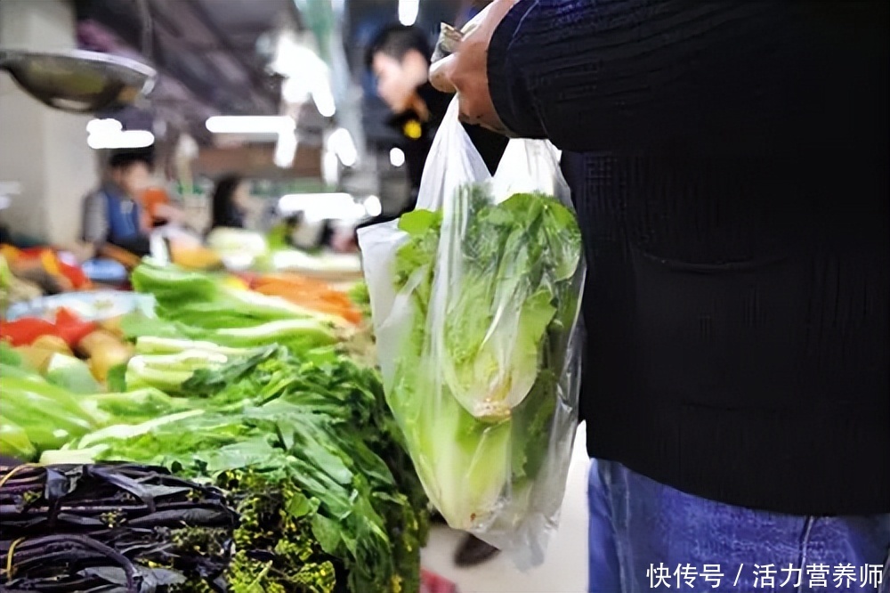 塑料袋子装菜放冰箱有什么危害(若经常把装菜的“塑料袋”放进冰箱，有毒还致癌？通过实验告诉你)