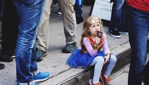 自动|3个孩子摔倒了，先扶自己娃被骂自私，妈妈的话让对方自动闭嘴