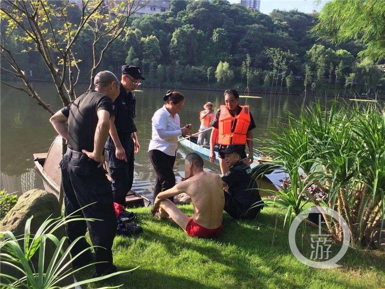  现场|紧急！一男子清晨跳湖，热心保安将他救起