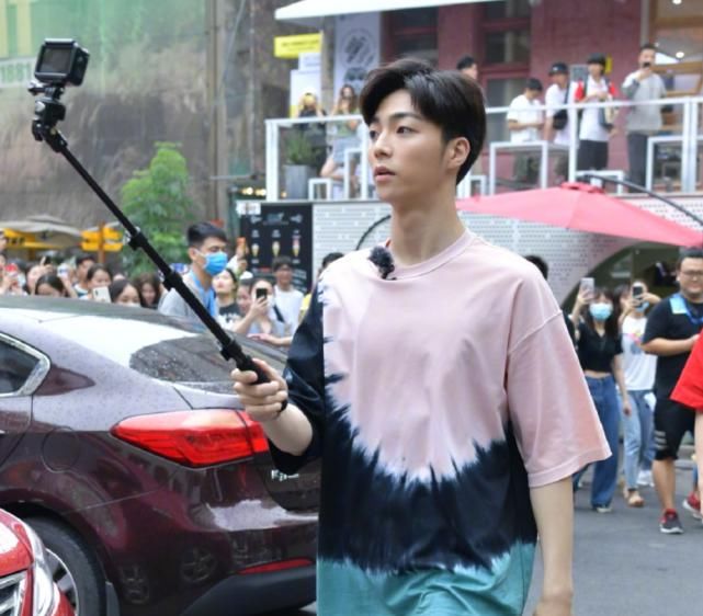  该节目|陈立农娜比新综艺路透，生图颜值依然能打，但这腿是我羡慕不来的