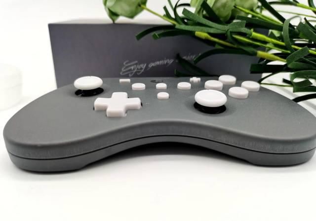  PRO|谁说的手柄打不过键鼠的，谷粒精灵PRO手柄给你点颜色看