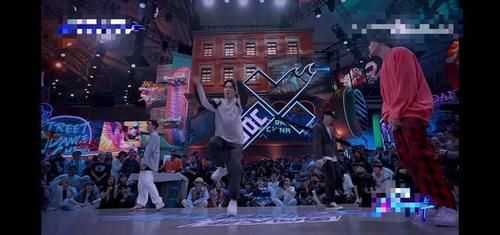  张艺兴|《街舞3》再现“神仙打架”：王一博扯张艺兴衣服，现场太热血