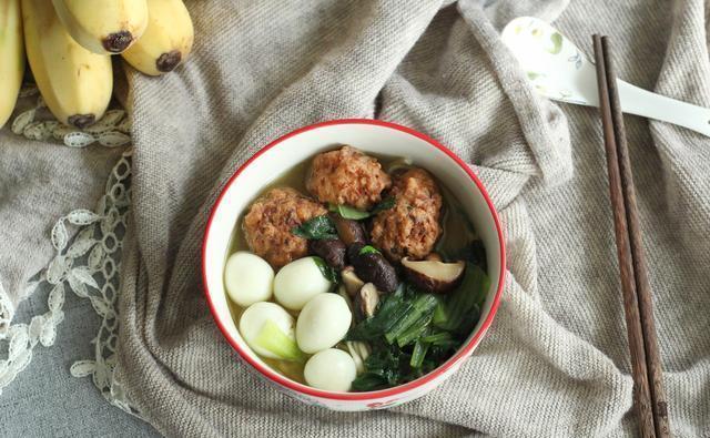  小青菜|鲜香鹌鹑蛋肉圆香菇青菜面，荤素搭配，十分好吃，热乎乎暖胃！