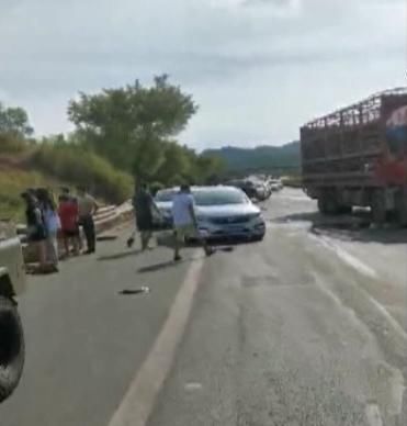  山沟|大巴被追尾翻落山沟，消防紧急救出11名乘客