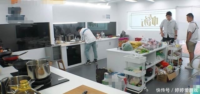 衣物|赵丽颖《中餐厅》暴露生活坏习惯,多次晚起床,房间邋遢衣物乱放