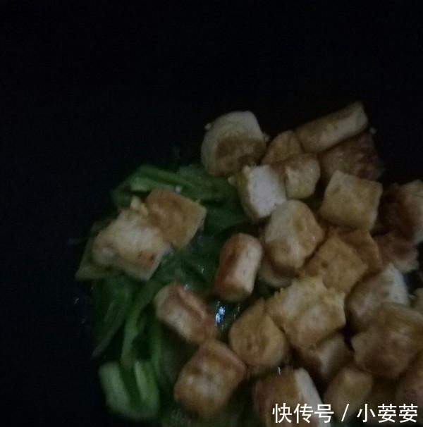  辣椒|豆腐不要直接下锅炸，加上2个鸡蛋，比吃肉还香，吃完上瘾还想吃