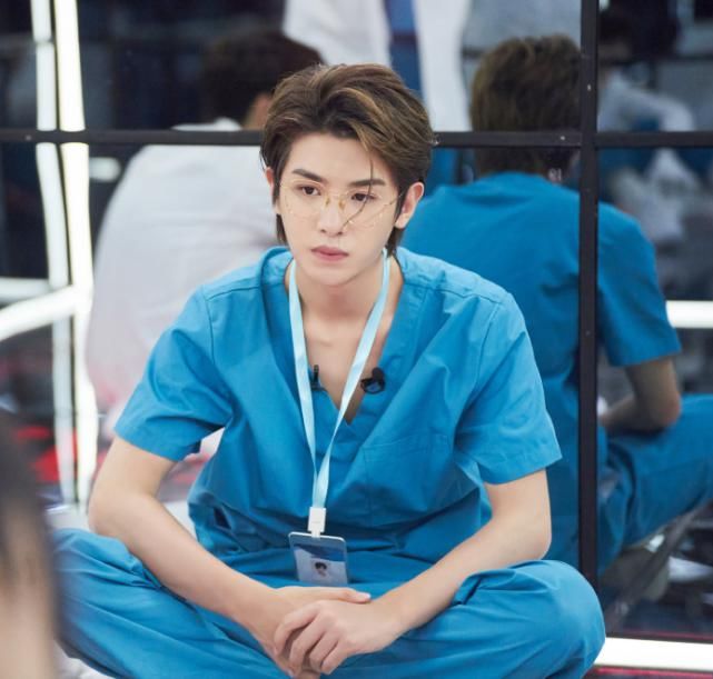  合作|黄明昊霸气捏郭麒麟下巴，弹幕却都在呼唤蔡徐坤