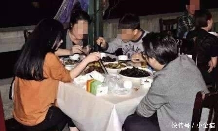 小梅|女子吃夜宵时尿急, 找不到厕所, 跑去草丛中小便, 结果悲剧发生了