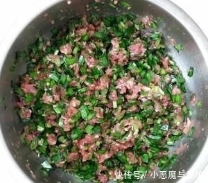  简单|两分钟学会生煎包的做法，简单易学，皮软底脆，咸香多汁