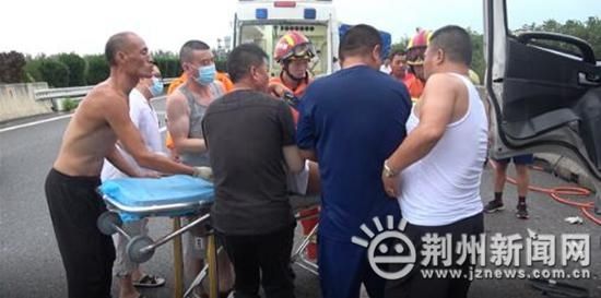  救援|监江高速突发车祸一人被困 消防出动紧急救援