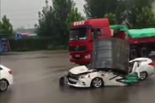  所载|一辆大货车所载钢卷滚落，将轿车压扁，啥车的质量这么差