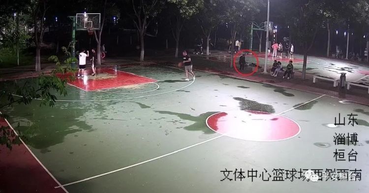 一旁|别人打篮球 他在一旁趁夜色偷手机