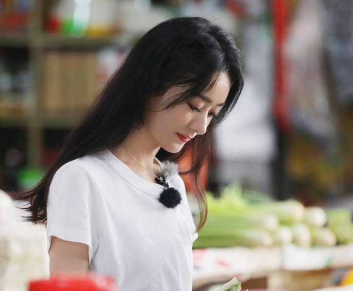  采购食材|赵丽颖上台阶累到走不动，有谁留意黄晓明做了啥？暴露真实情商素养