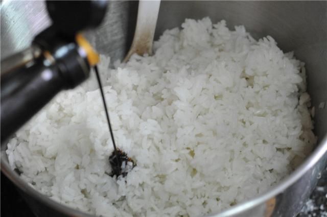 适量|?蛋炒饭,不要直接下锅!教您一妙招,米饭更入味、弹牙劲道