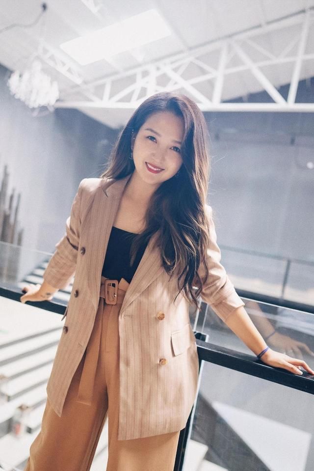 出新|何洁瘦下来真好看，穿西装配阔腿裤美出新高度，早就该这样穿
