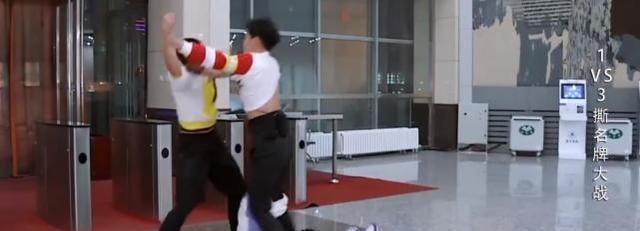 敬业|Baby有多敬业?玩游戏裙子被吹起一角!她的下意识动作堪称教科书