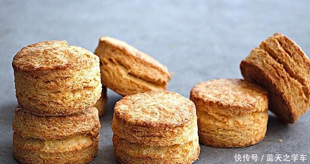 酥饼|外皮酥脆,里边软嫩的烤酥饼,抹上黄油和果酱更好吃