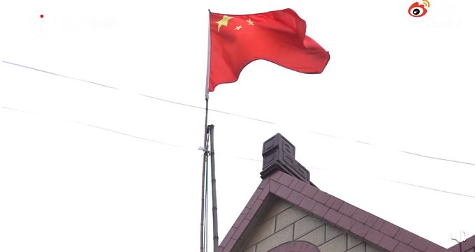 村里|95岁老人院子里升国旗54年,为村里买电视定制井盖,处处为村民着想