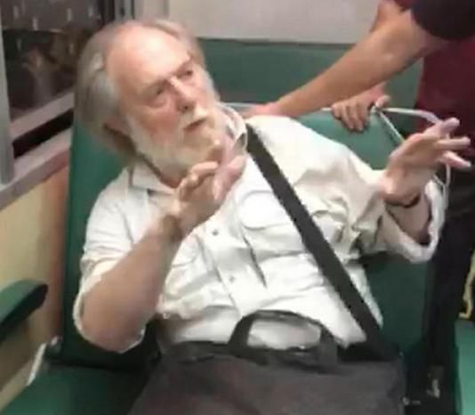  火车|国外老大爷在火车上偷拍别人，被抓到后，他的行为绝了