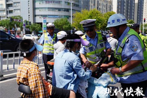 泰州|8月1日泰州对“不戴头盔”开罚，一上午千余人被罚款