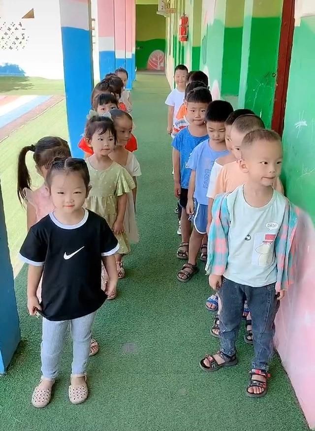 开学|开学老师分配同桌,一个女孩落单,小帅哥暖心“救场”获老师点赞