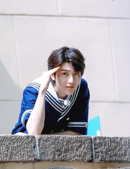  低调|《奔跑吧》第八季录制完成，Baby站“C位”，蔡徐坤低调同框