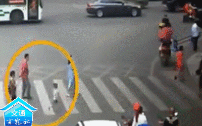  目睹|警醒！3岁男童横过马路被撞飞，家长目睹惨剧发生…
