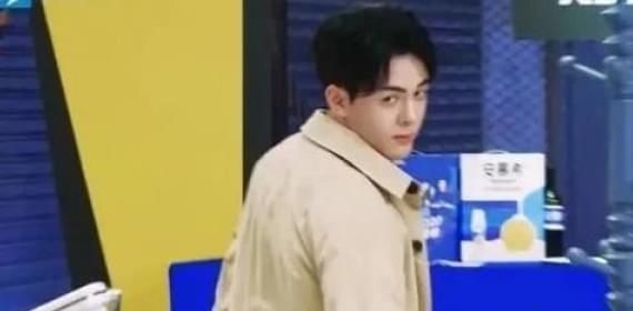  baby|《奔跑吧》ｂａｂｙ专场，登场时男嘉宾神态各异，蔡徐坤表情亮了