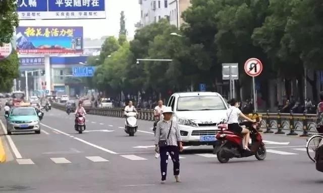  交警|路口掉头，要不要越过斑马线？交警：这样开，罚你没商量