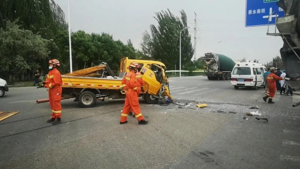  迎面|突降暴雨路面湿滑，宁夏一辆水泥罐车与小货车迎面相撞！